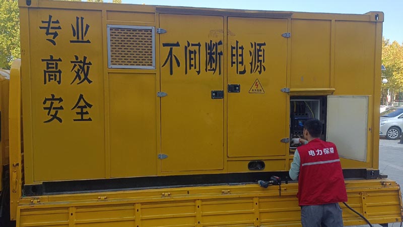 裕华柴油发电机组和UPS电源配合使用时，如何避免切换过程中的电力中断？